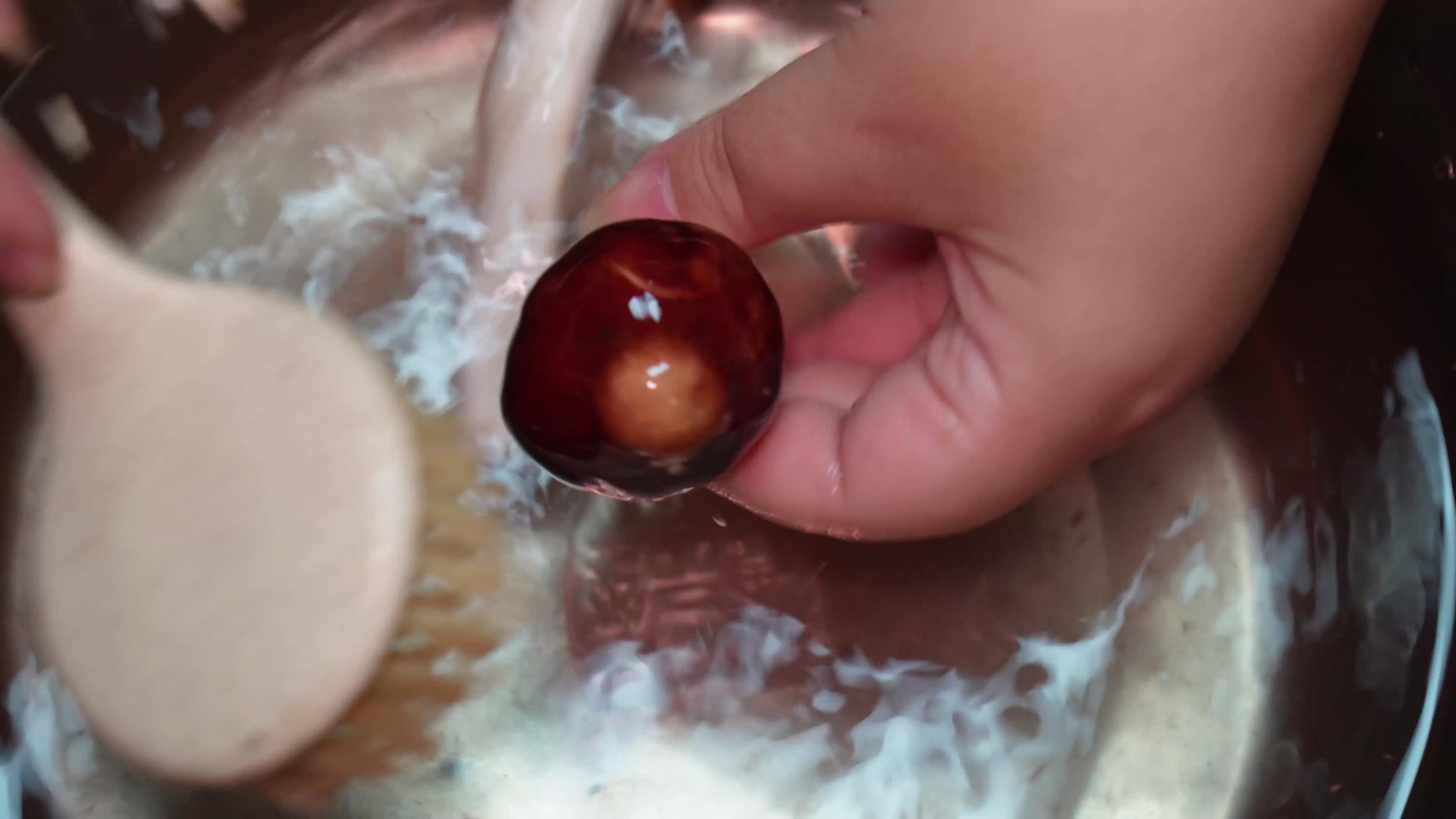 洗蘑菇切蘑菇切松茸视频的预览图