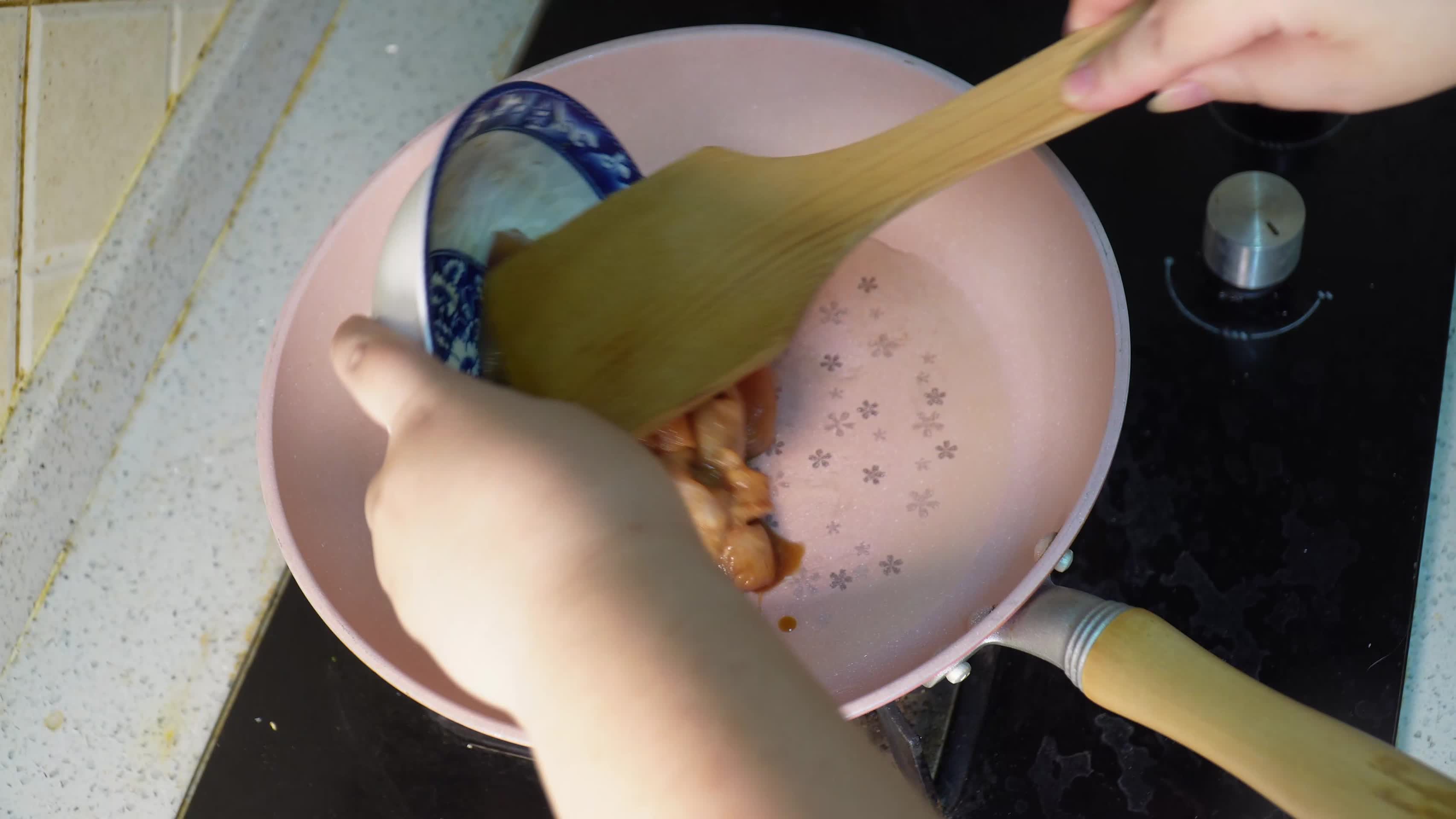 做饭平底锅炒制口蘑鸡胸肉视频的预览图