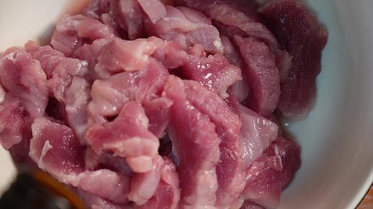 猪肉加调料腌制去腥视频的预览图