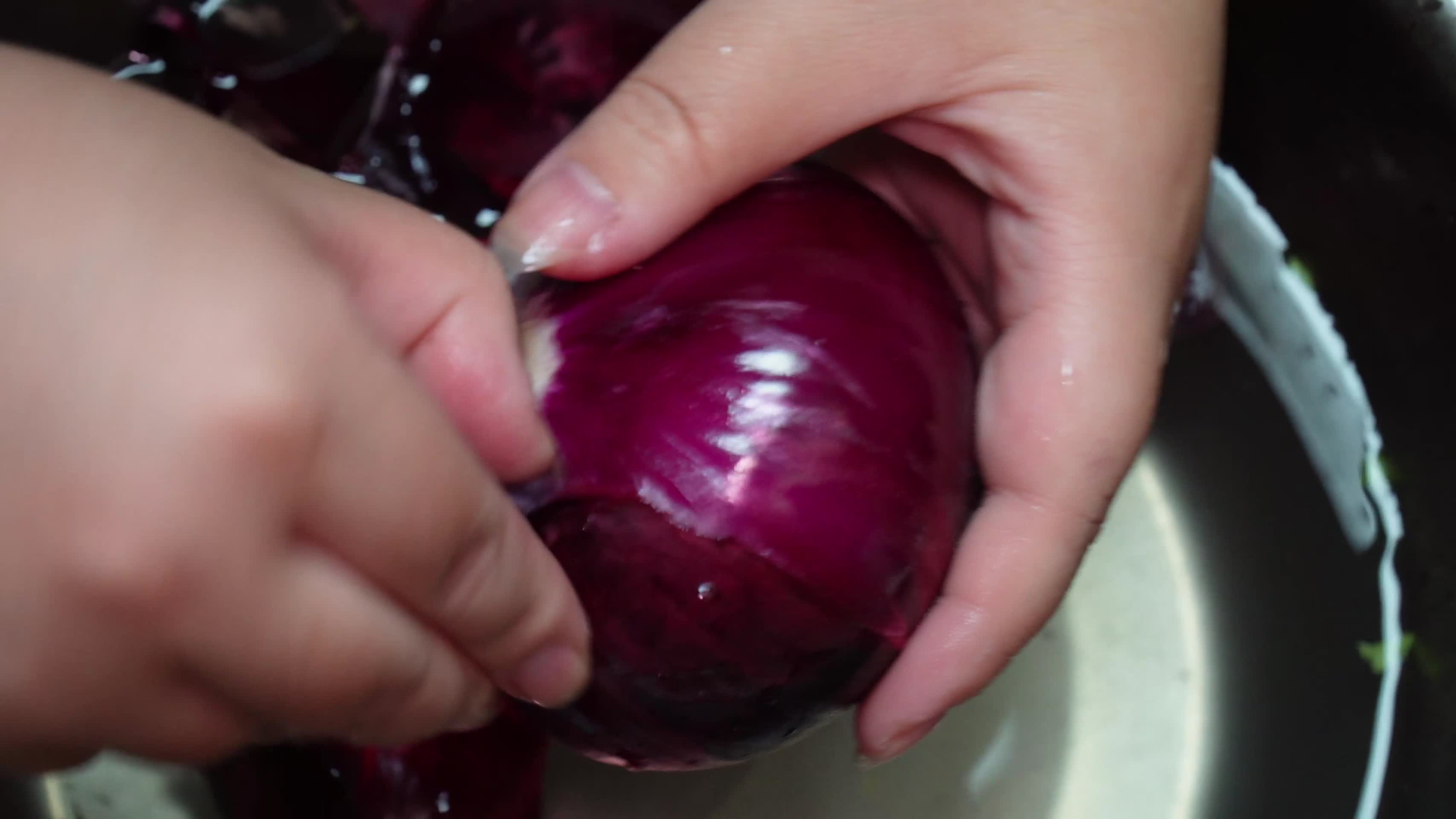 清洗紫皮洋葱圆葱剥皮视频的预览图
