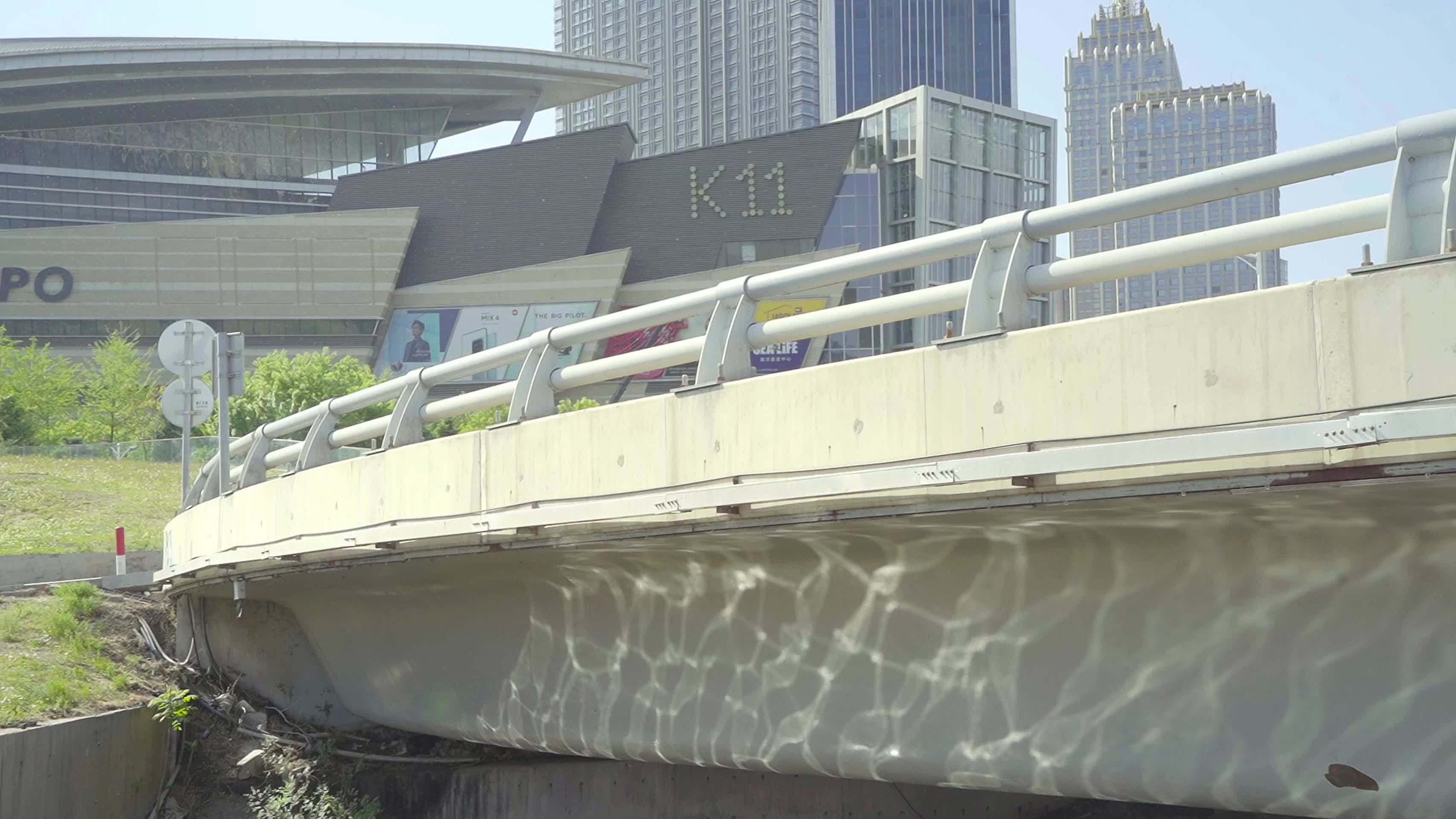 立交桥倒映着水波纹视频的预览图