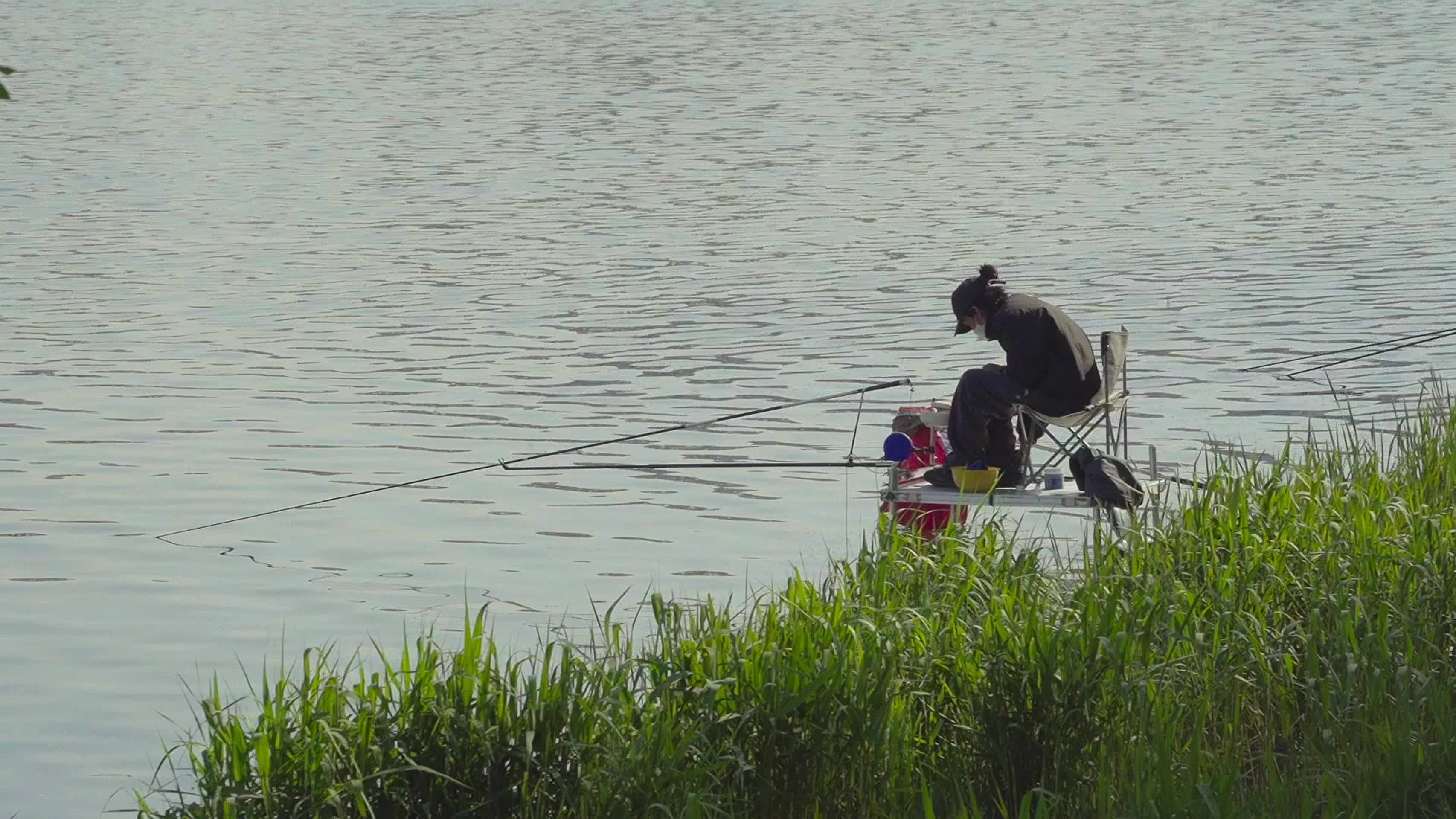 在河边钓鱼的人视频的预览图