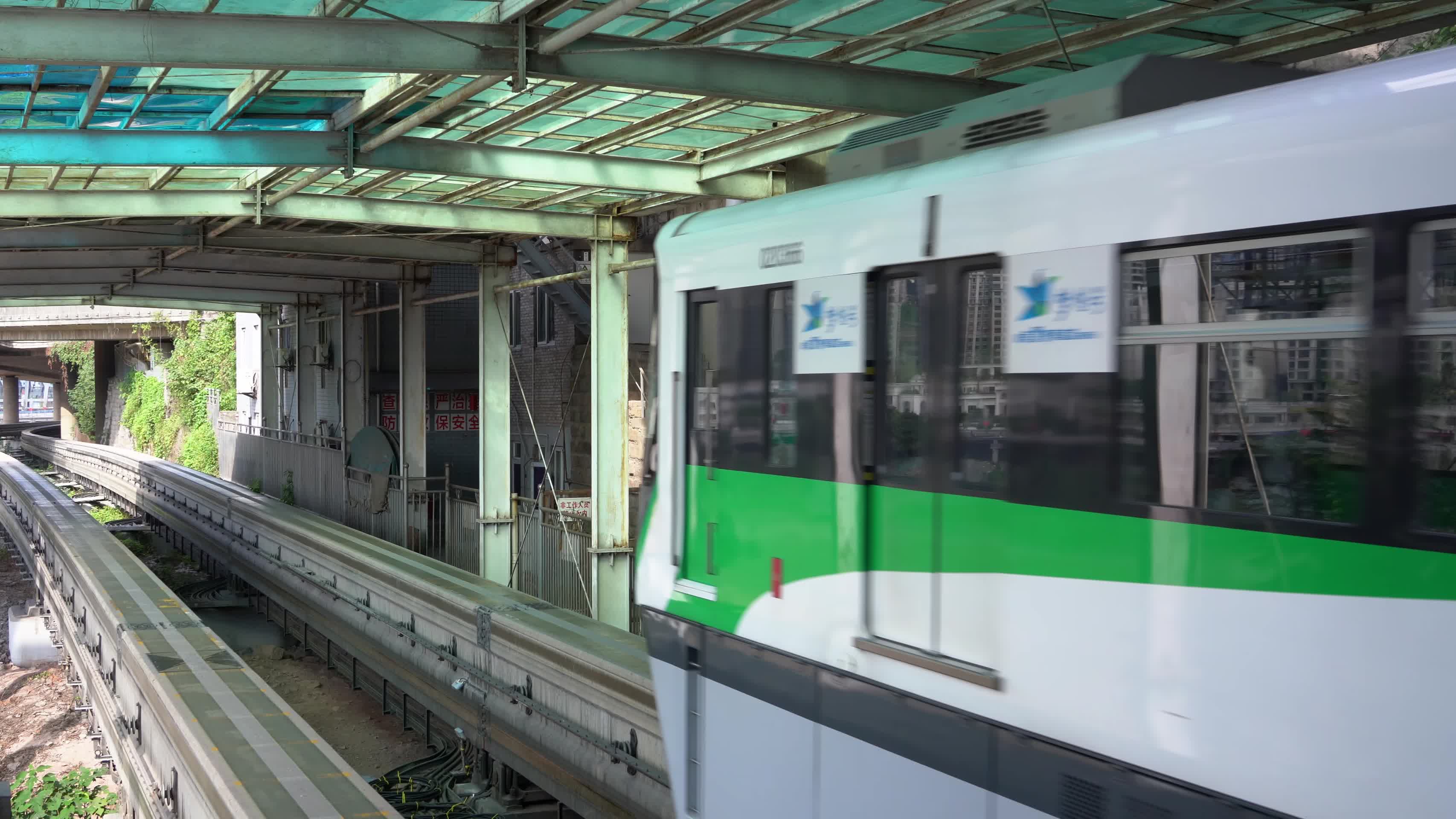 重庆地铁轻轨运行视频视频的预览图