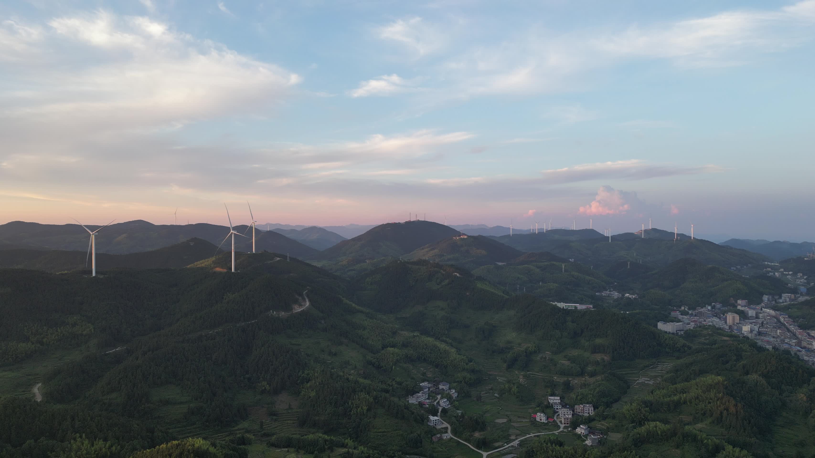 高山风车风力发电新能源航拍视频的预览图