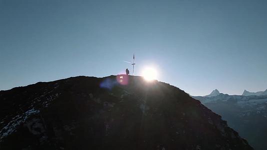 男子户外攀登雄伟山峰航拍视频的预览图