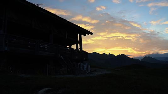 山区清晨日出群山唯美朝霞视频的预览图