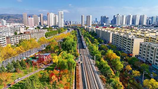 青海西宁城市火车列车铁轨青藏铁路秋景视频的预览图