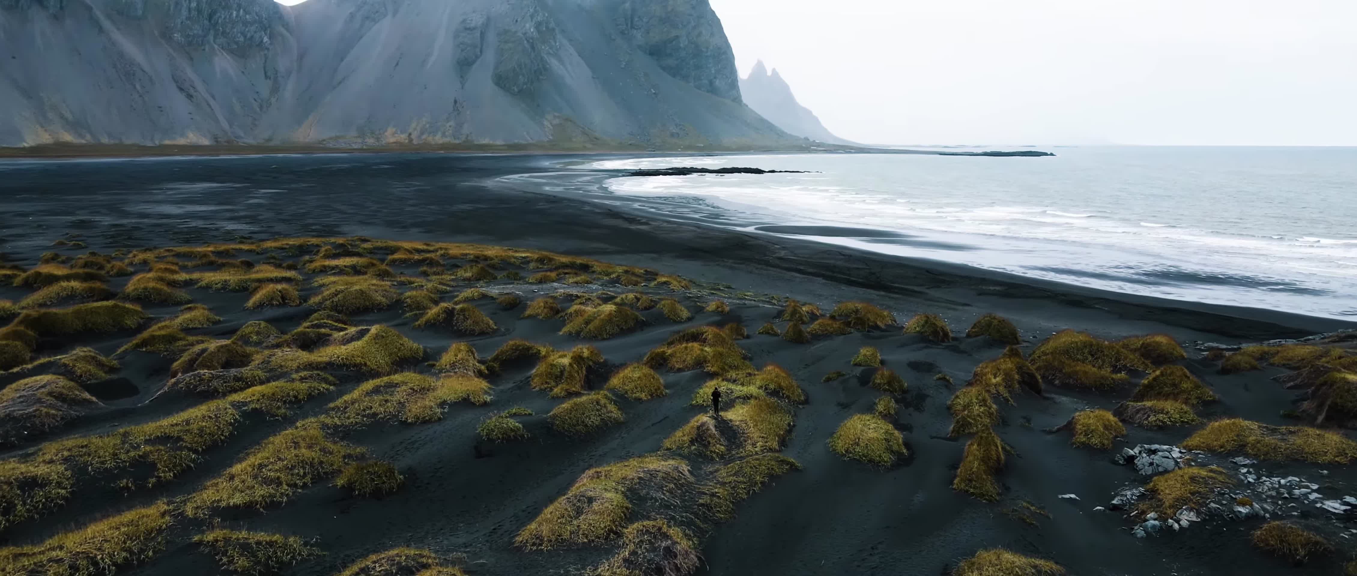 冰岛唯美黑沙滩悬崖海浪航拍视频的预览图