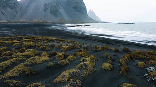 冰岛唯美黑沙滩悬崖海浪航拍视频的预览图