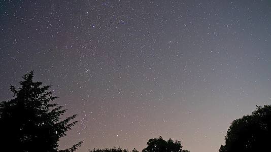 夜晚森林星空流星唯美延时视频的预览图