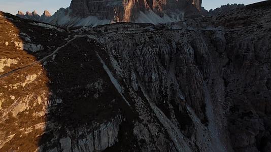 冬季雄伟山脉山峰唯美航拍视频的预览图