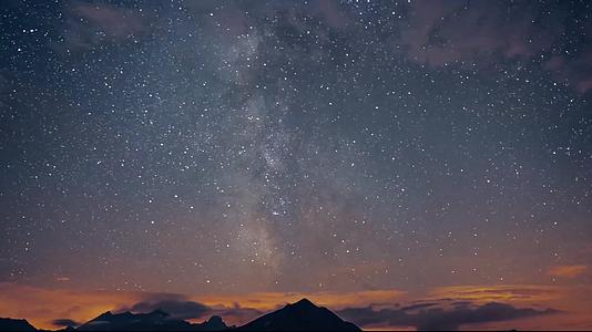 夜晚星空流星山区唯美延时视频的预览图