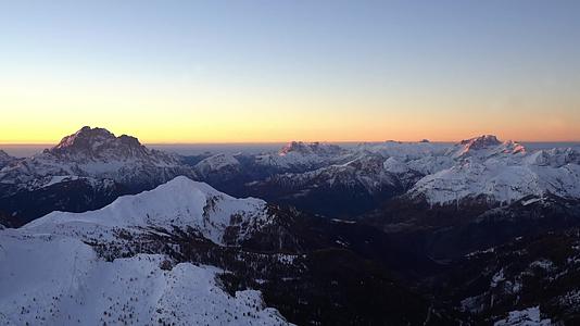 山脉峡谷清晨晴朗唯美航拍视频的预览图