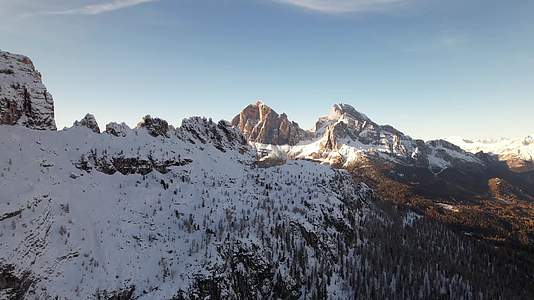 冬季雪山山脉森林唯美航拍视频的预览图