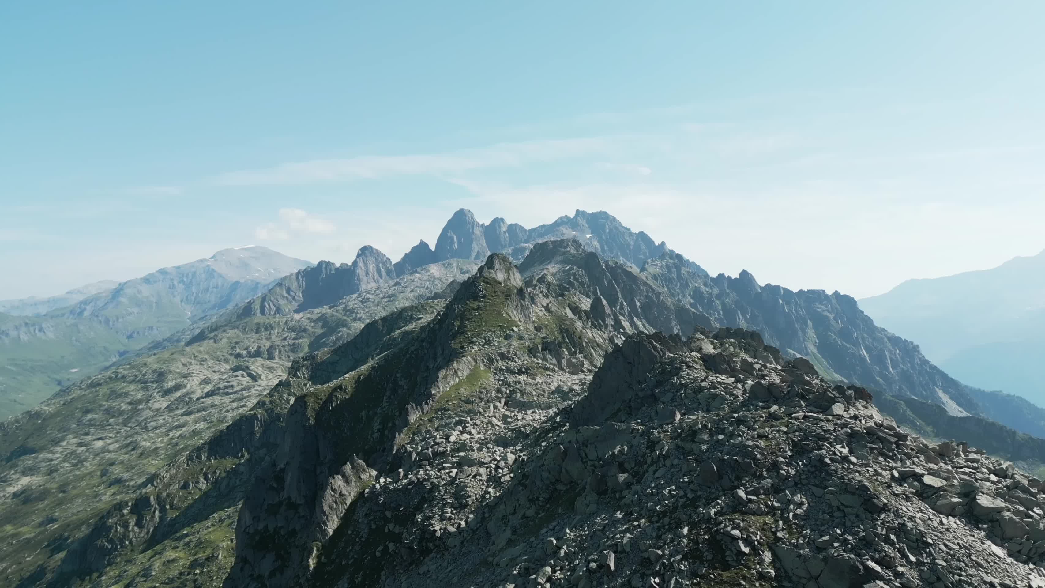 山脉峡谷夏季晴朗唯美航拍视频的预览图