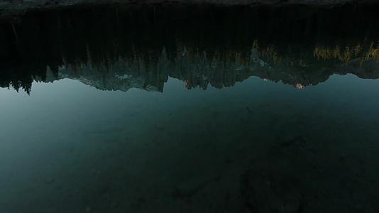 清澈湖面森林雪山影视级唯美航拍视频的预览图
