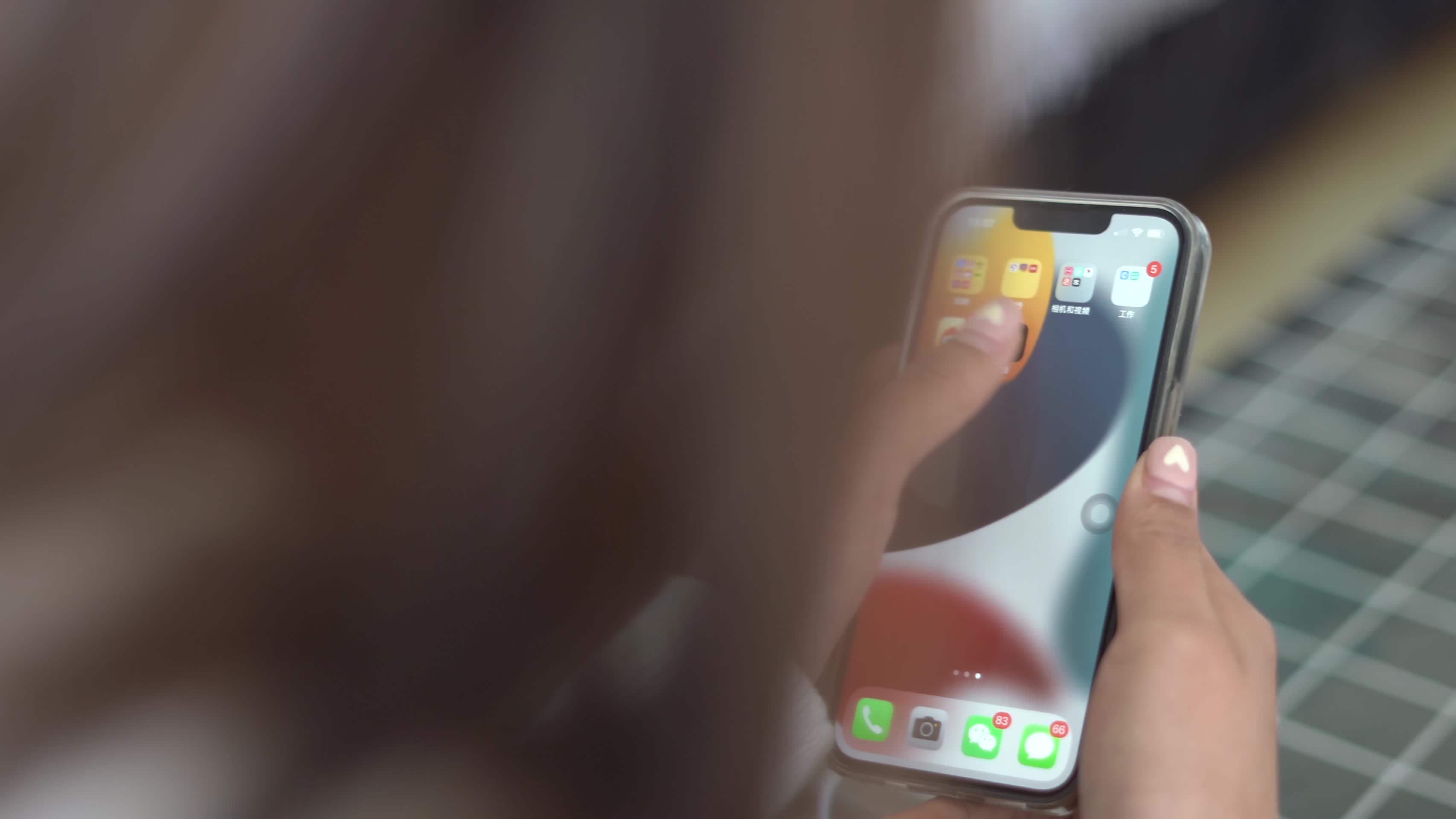 4K美女玩手机刷抖音视频的预览图