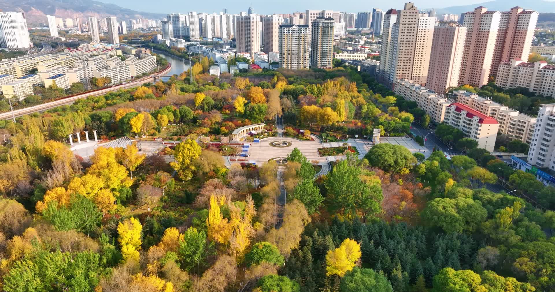 青海西宁文化公园秋景航拍视频的预览图