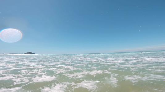 夏日海边冲浪第一视角视频的预览图