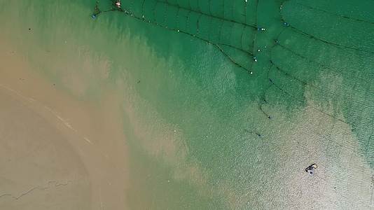 俯拍三都澳海浪沙滩航拍4K视频的预览图