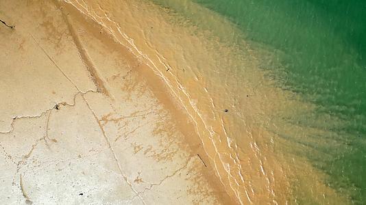 俯拍三都澳海浪沙滩航拍4K视频的预览图