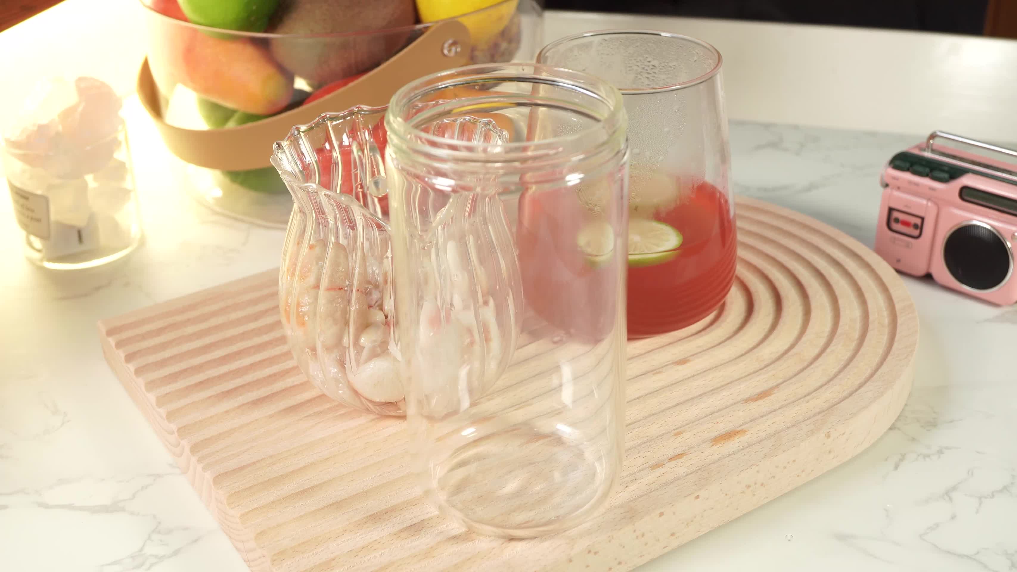玻璃杯榨汁杯加入冰块视频的预览图