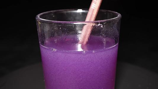 冲泡葡萄果汁融化紫色蔬菜粉视频的预览图