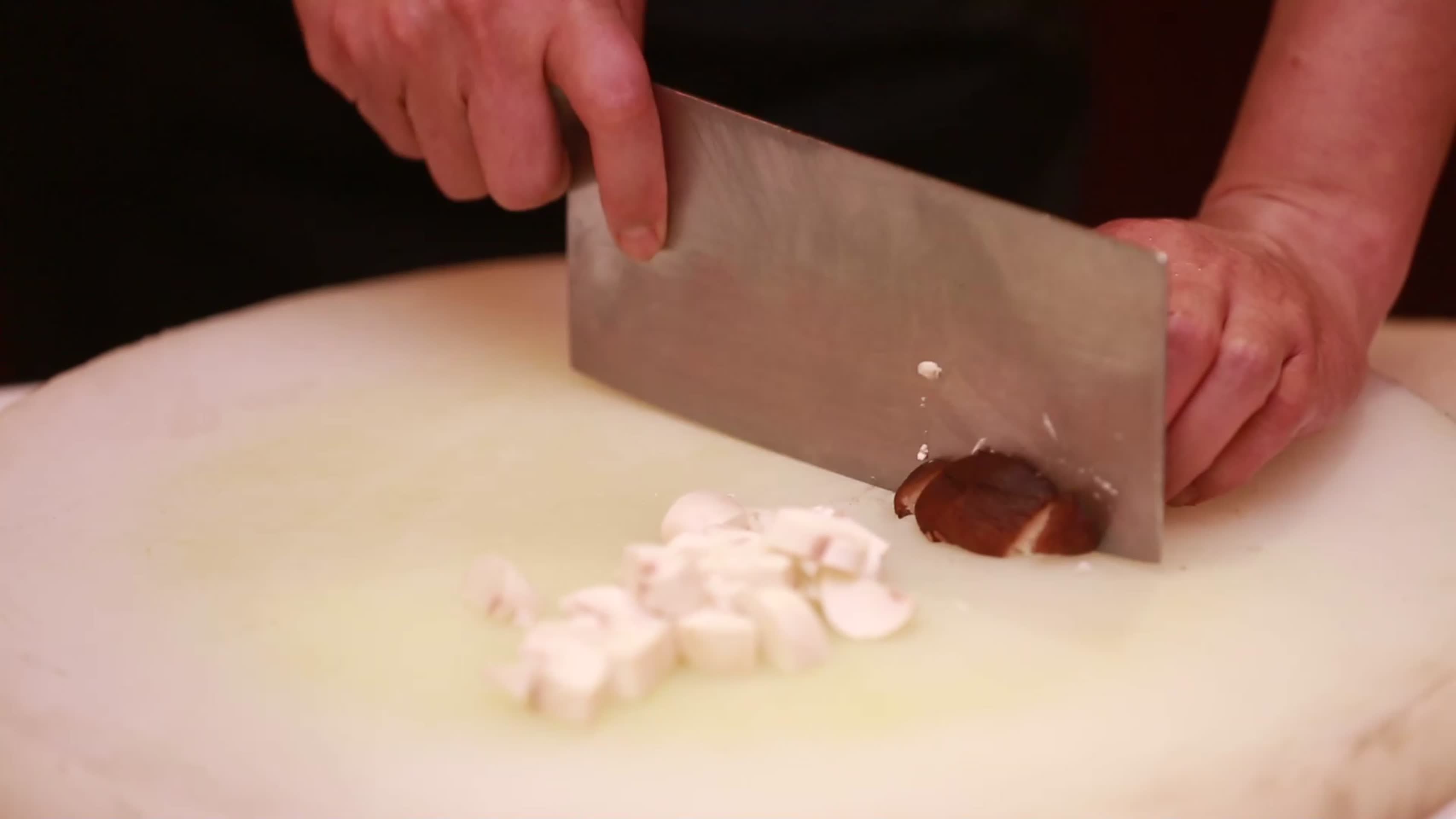 厨师切口蘑视频的预览图