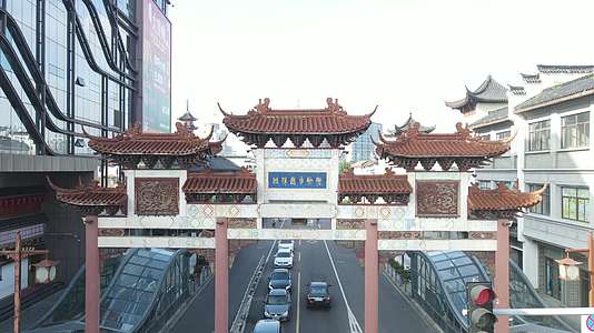 宁波府城隍庙步行街牌坊商业街4K航拍视频的预览图