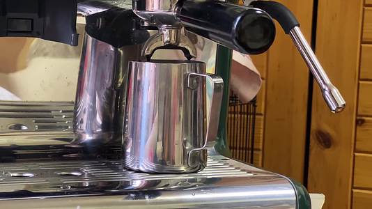高档咖啡机咖啡店调配拿铁咖啡视频的预览图
