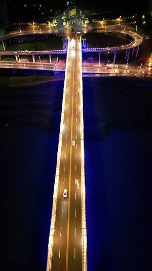重庆云阳长江大桥城市夜景航拍视频的预览图