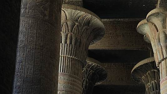 埃及库努姆神庙的石柱视频的预览图