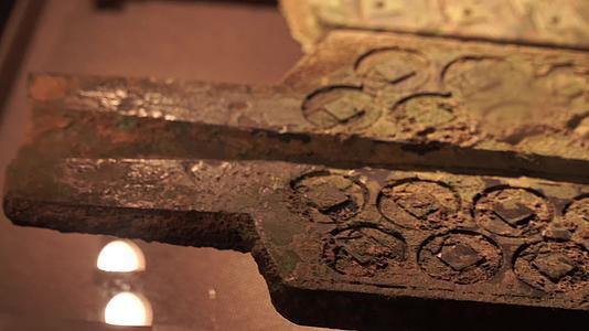 古代铸币铜钱铜币模具火炉熔铸钱币视频的预览图