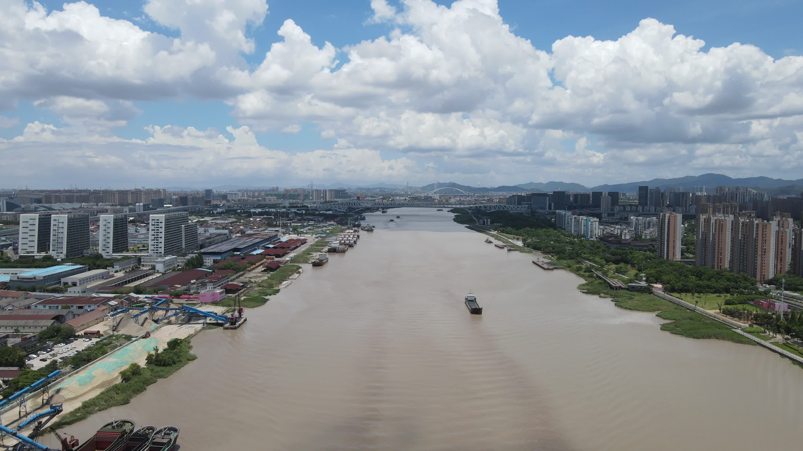 宁波甬江江面货船水上运输4K航拍视频的预览图