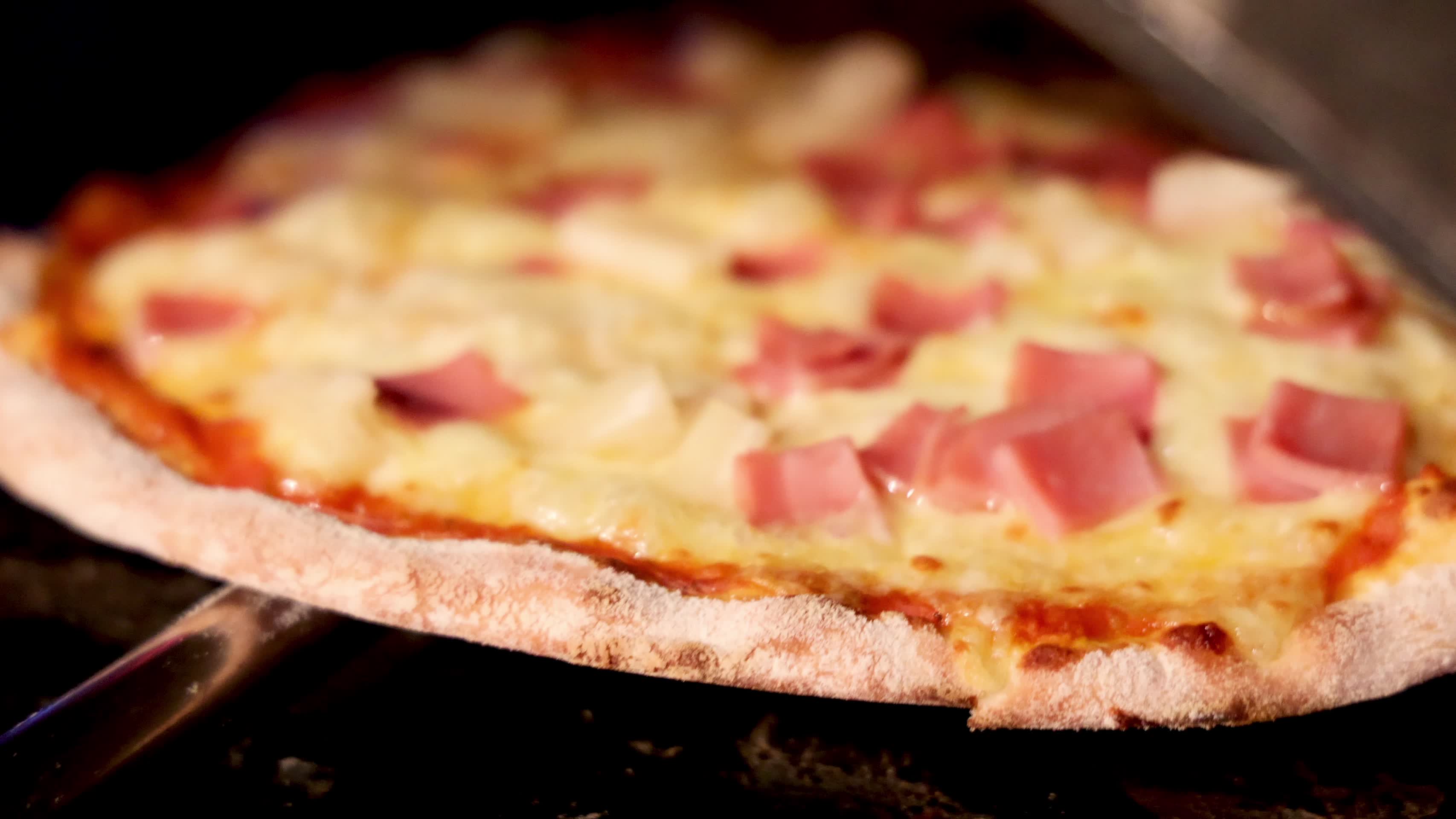 披萨出炉切披萨视频的预览图