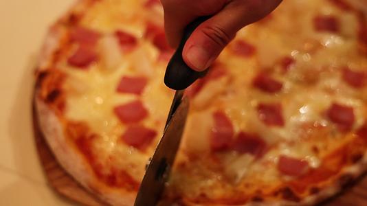 披萨出炉切披萨视频的预览图