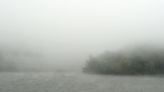 水面奇雾自然美景仙境古风禅意视频的预览图