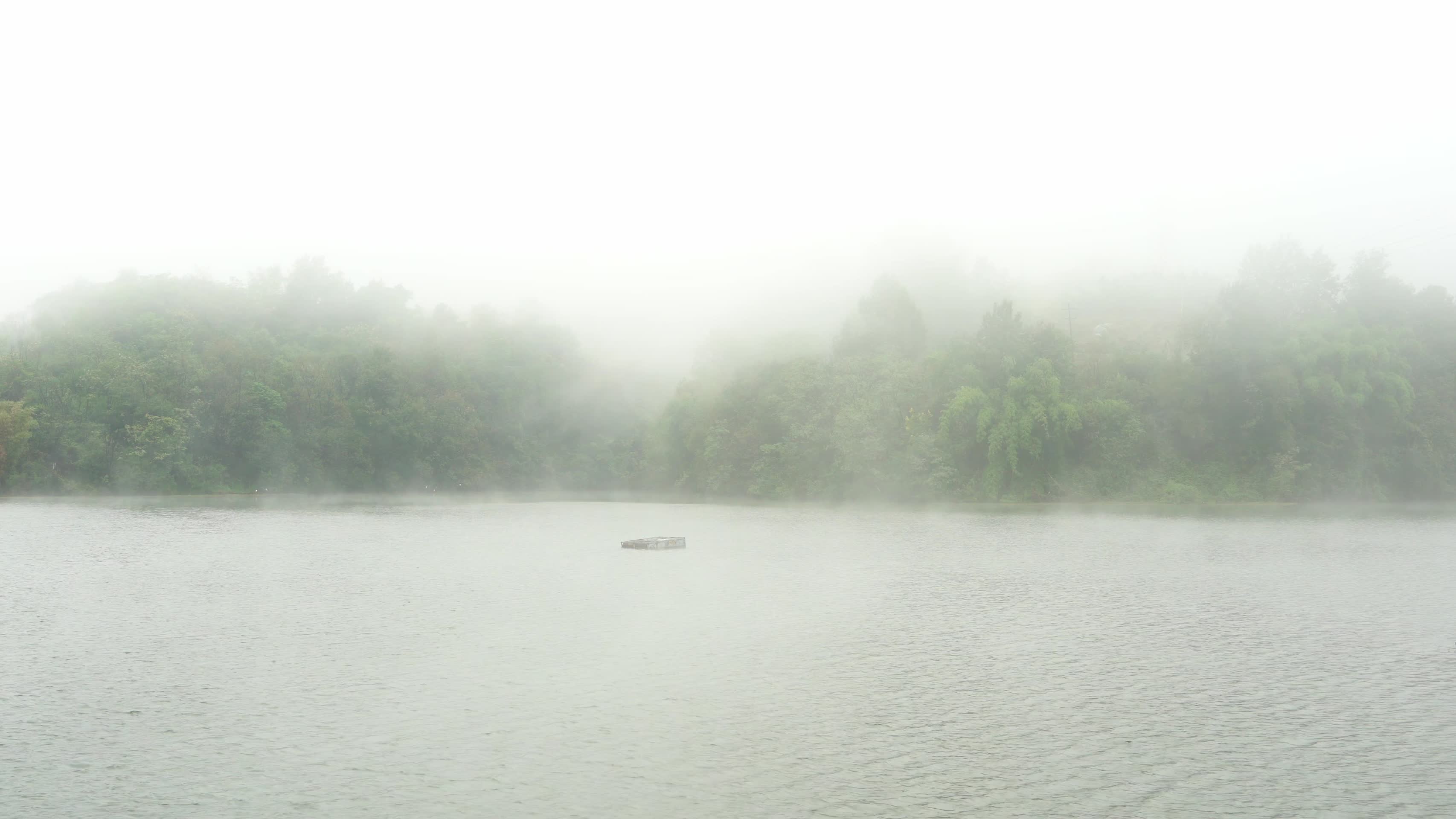云雾缭绕的湖面古风禅意仙境视频的预览图