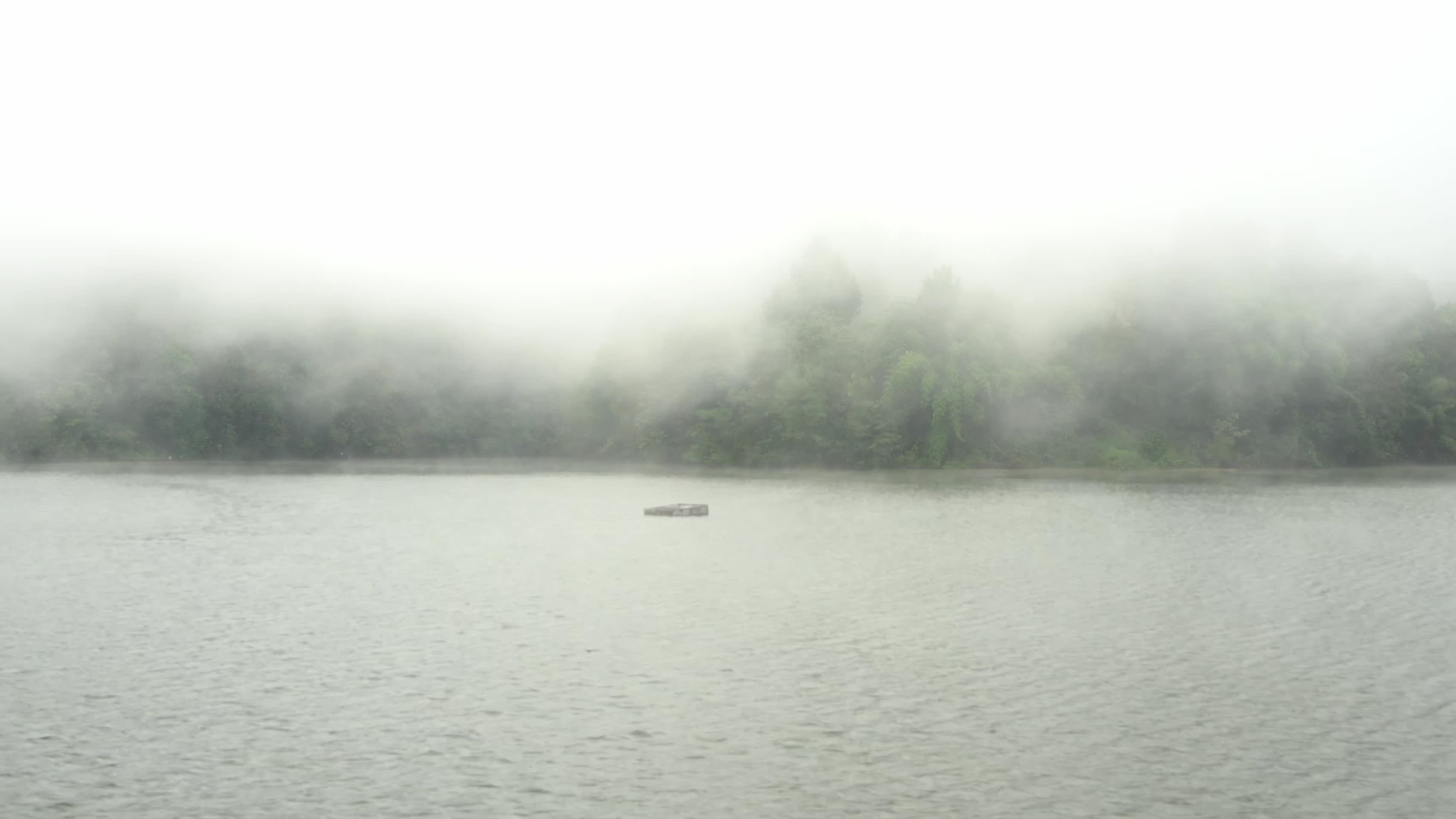云雾缭绕的湖面古风禅意仙境视频的预览图