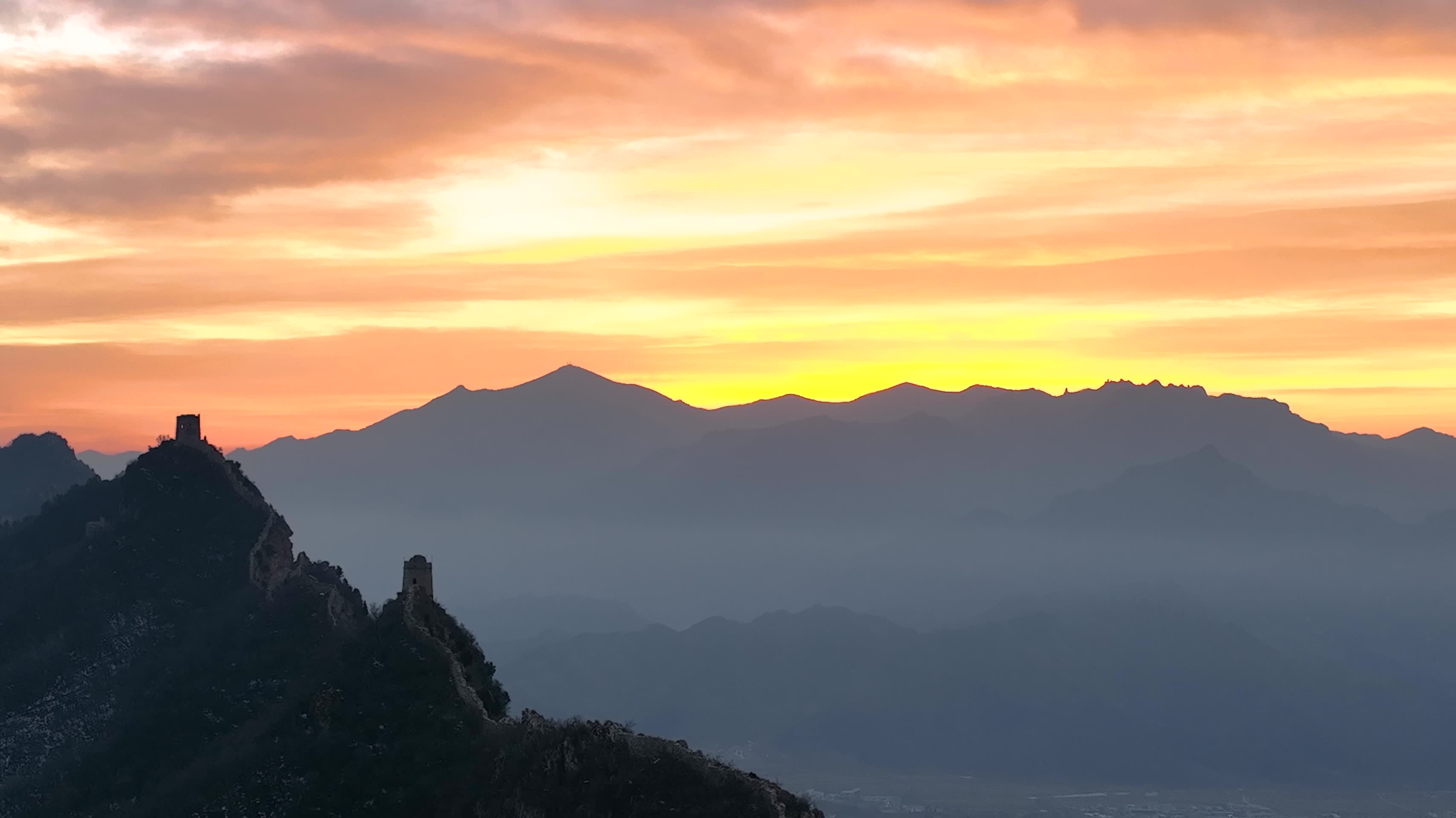 航拍日出长城美丽的朝霞视频的预览图