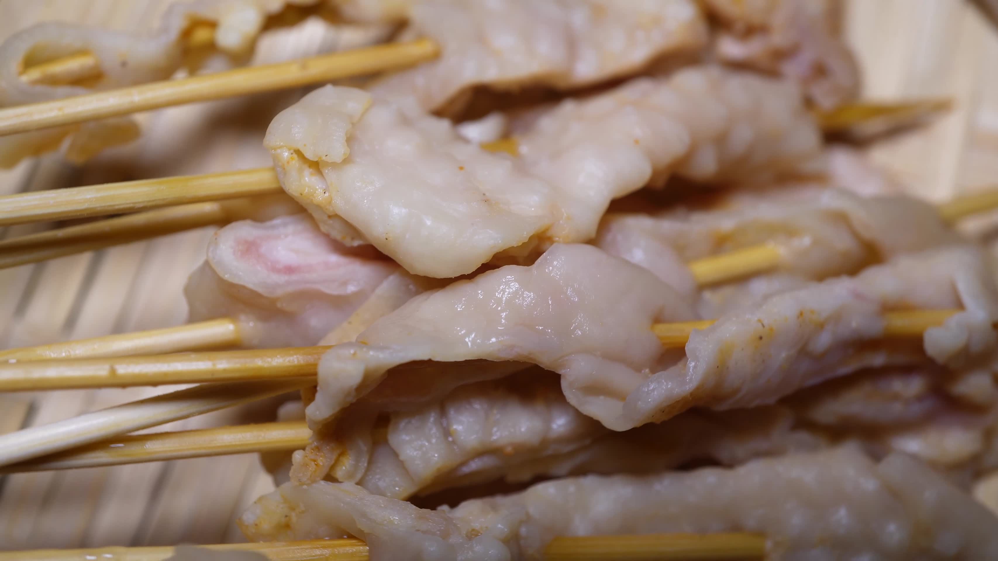 鸡皮串小串肉串钵钵鸡炸串烤串美食视频的预览图