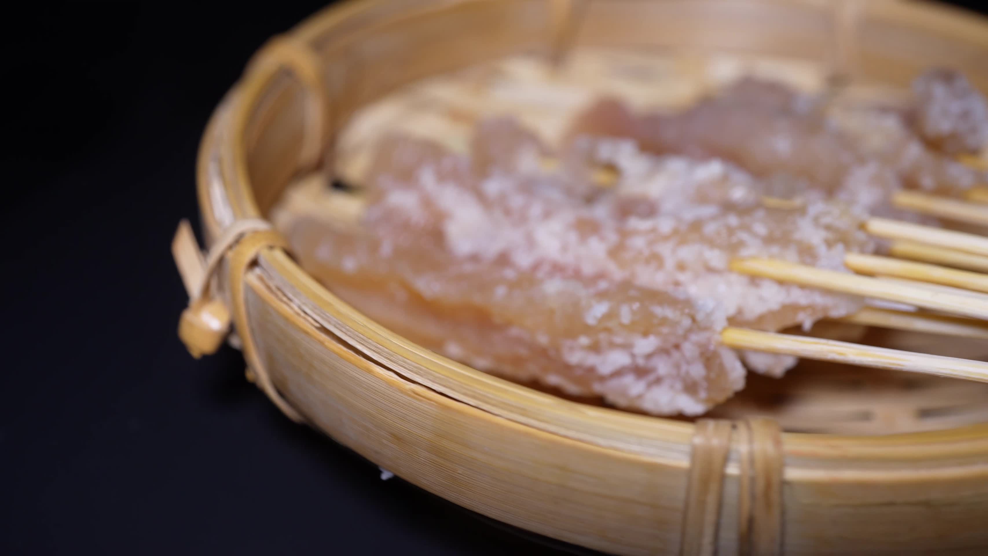 鸡肉小串肉串钵钵鸡炸串烤串美食视频的预览图