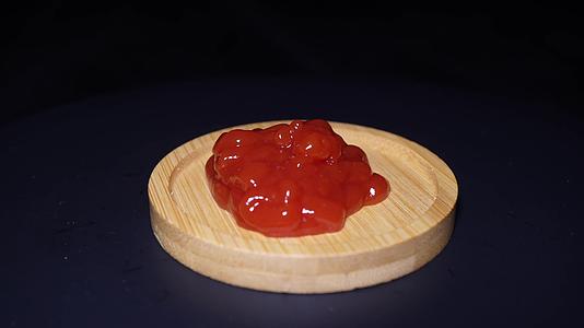 挤番茄酱调料西红柿酱视频的预览图