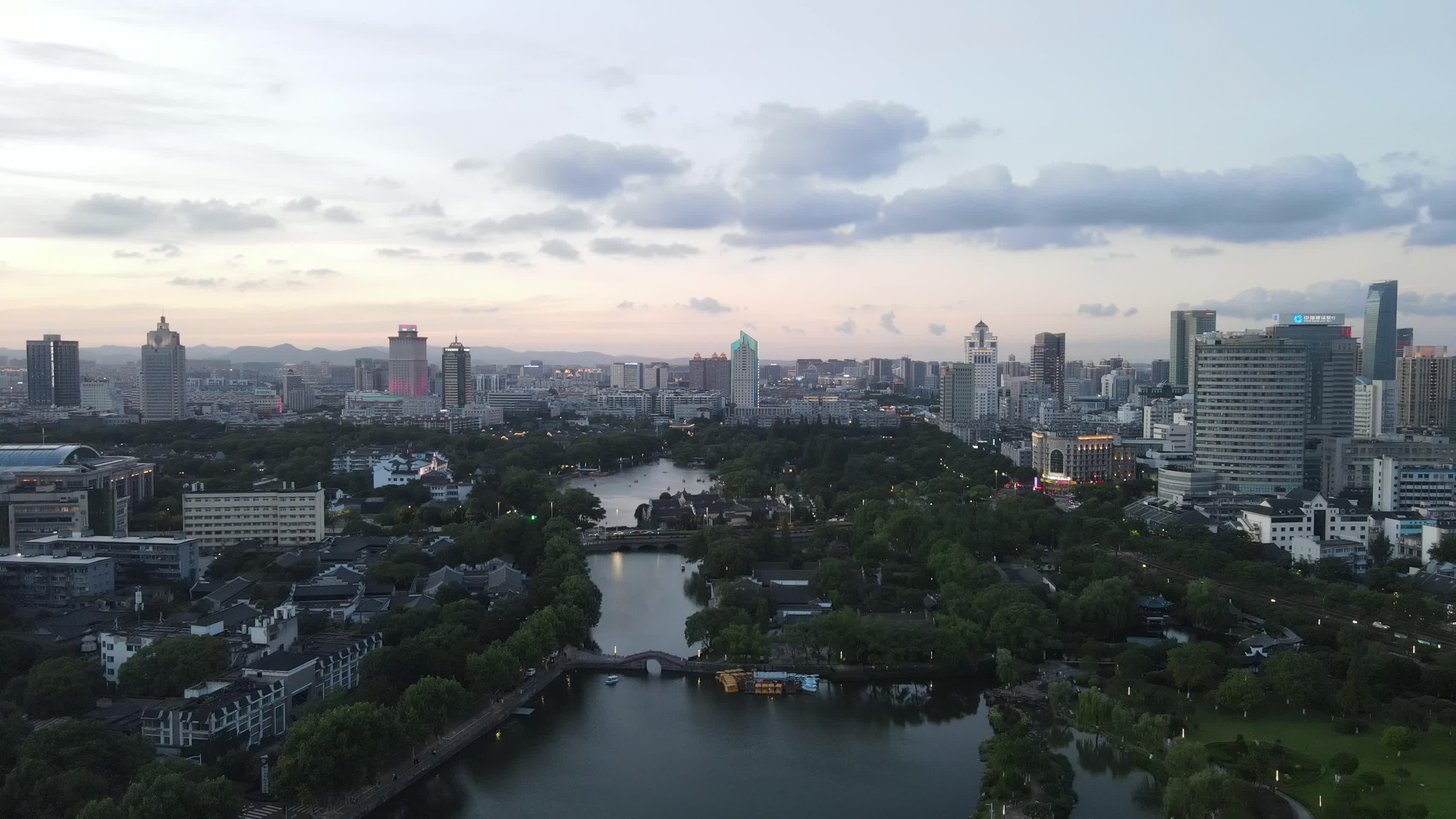 宁波府城隍庙日湖公园4K航拍视频的预览图