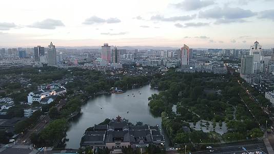 宁波海曙区月湖公园4K航拍视频的预览图