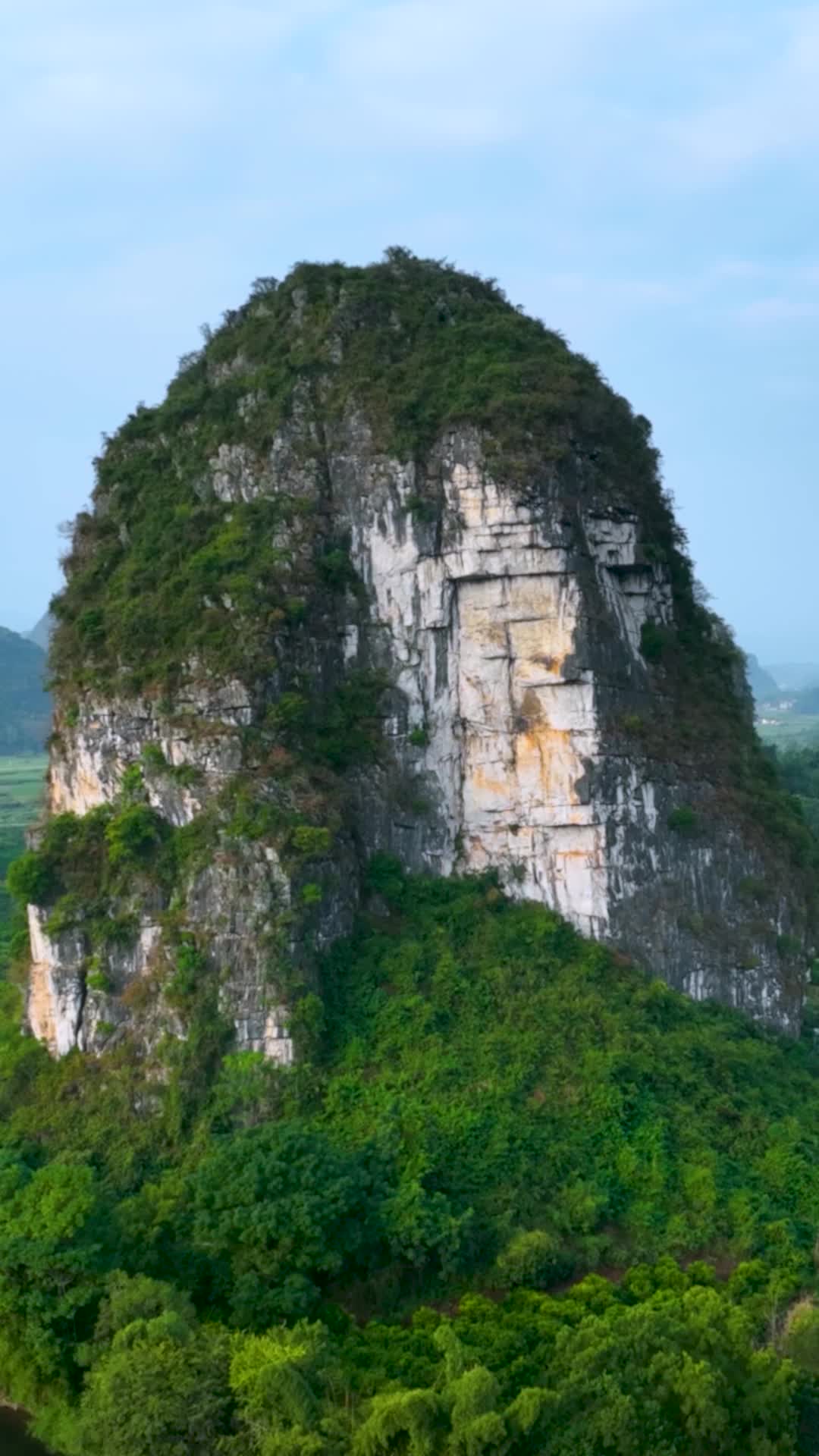 高清竖屏航拍桂林荔浦奇特山水视频的预览图