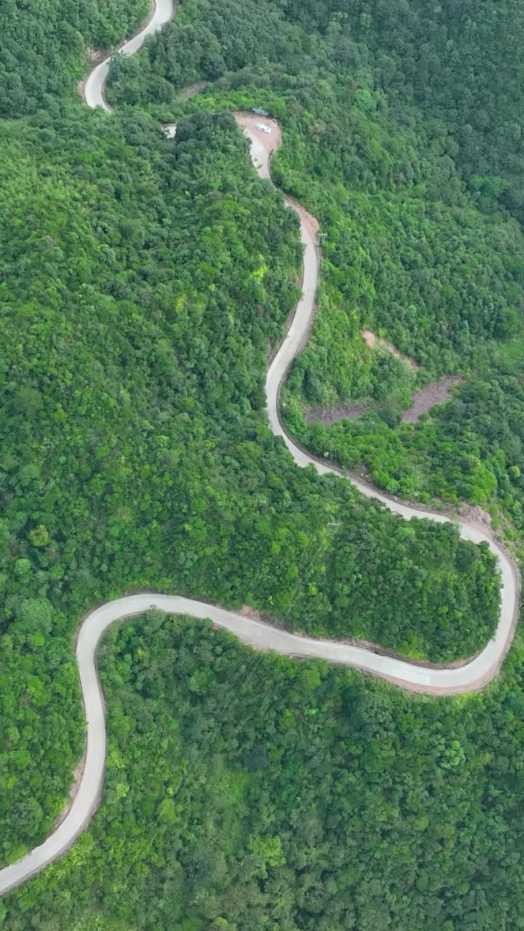 高清竖屏航拍桂林金秀清秀山林视频的预览图