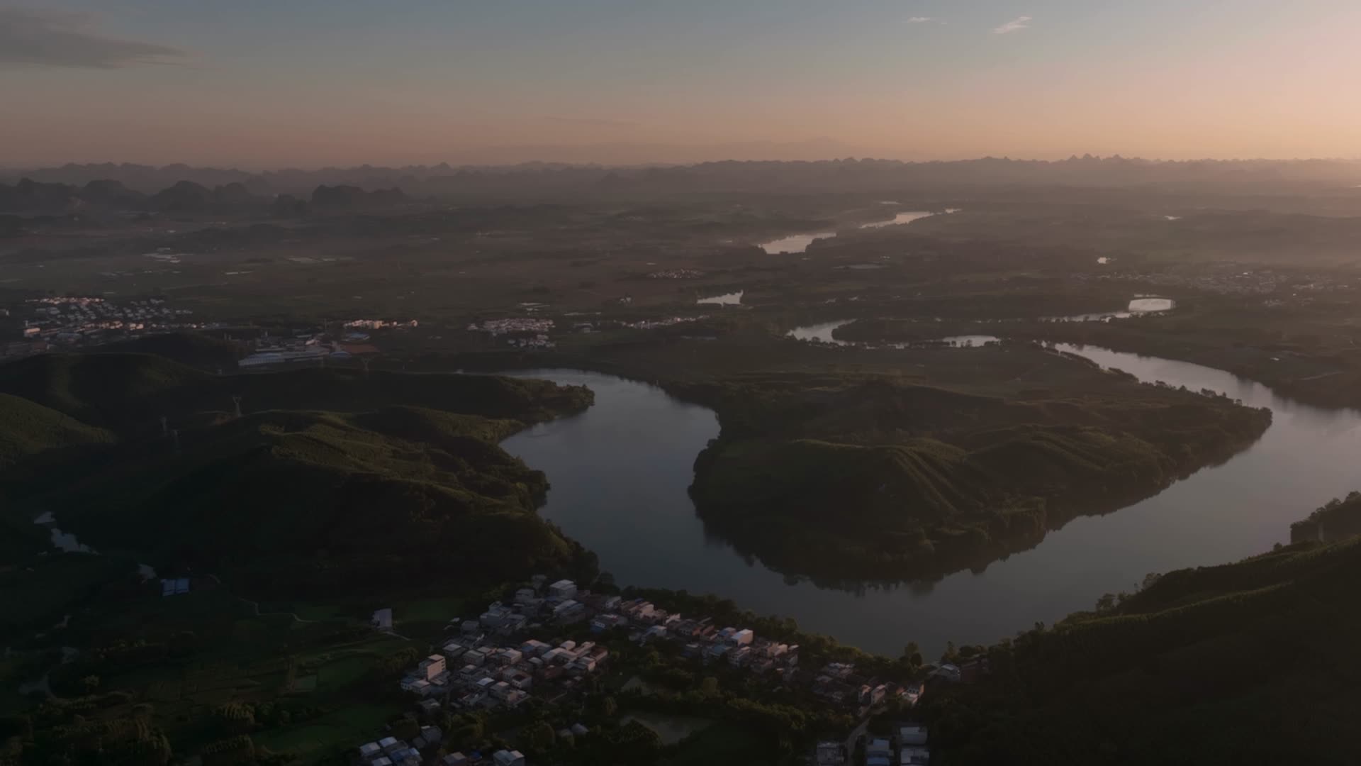 4K航拍右江河谷日照风光视频的预览图