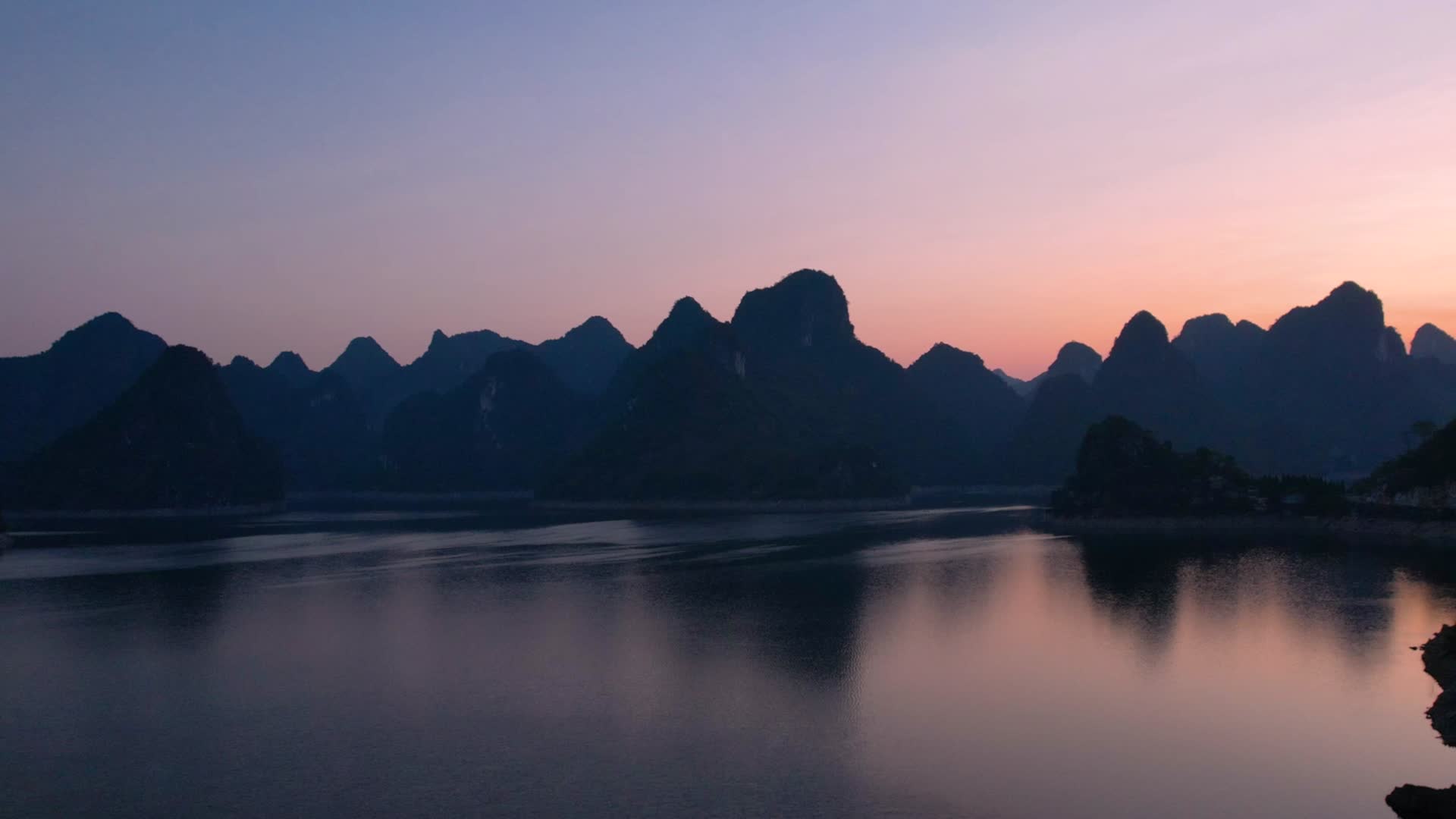 4K航拍上林大龙湖朝霞光漫天H视频的预览图