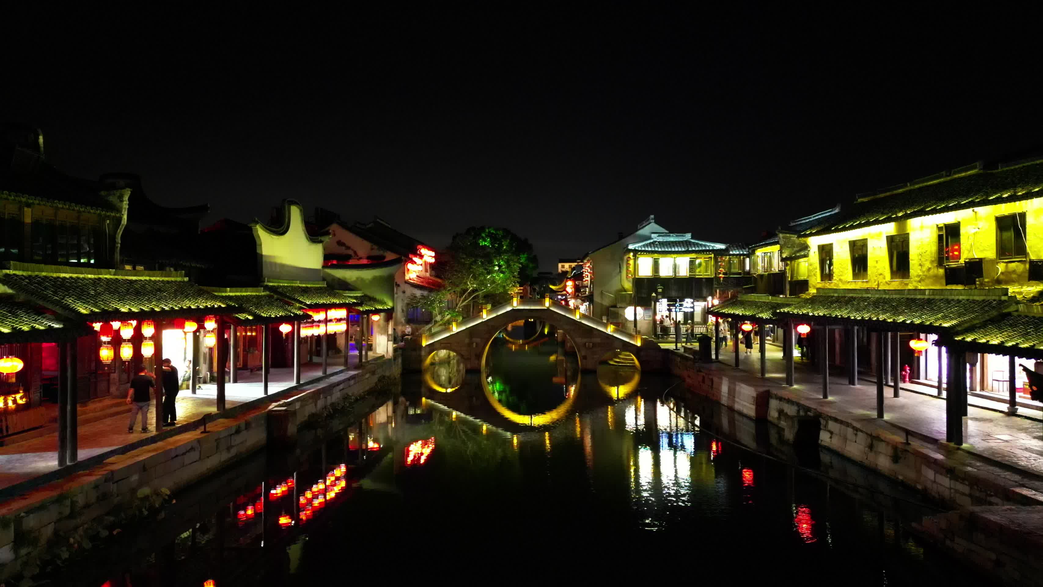 江苏西塘古镇夜景5A景区航拍视频的预览图